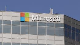 Microsoft: הקאמבק המרשים של העשור – מענקית תוכנה לחוד החנית של הבינה המלאכותית והענן