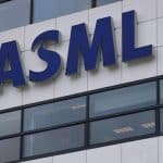 ASML נותרת יציבה למרות אכזבה בהזמנות וצל סחר גלובלי: האם 2025 עדיין תהיה שנת צמיחה?
