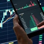 כשביל אקמן מזהיר ובאפט לוחש “תקנה” – מי מהם צודק?