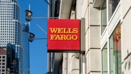 מניית Wells Fargo בקיץ 2025 – האם זה הזמן לקנות?