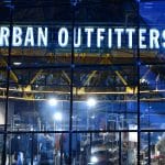 Urban Outfitters מציגה תוצאות שיא ברבעון הראשון של 2025: צמיחה רחבה בכל המותגים והערוצים