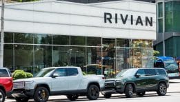 EV בנקודת מבחן: Rivian מכה את התחזיות אך מקצצת תחזיות, Lucid מדשדשת – ומה יקרה ב־2025?
