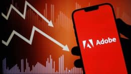 ביצועי מניית Adobe Inc: תנודתיות, צמיחה וסנטימנט שוק משתנה