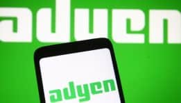 Adyen מול dLocal: האם “המיני-אדיין” תוכל להתחרות בענקית עיבוד התשלומים הבינלאומית? ניתוח השוואתי של דו”חות 2025