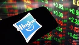 Hasbro: קיצוצים בכוח העבודה לנוכח עלויות מכסים והשלכות פיננסיות