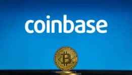 מניית Coinbase מזנקת ב-16% בעקבות חוק קריפטו היסטורי: מה שמשקיעים צריכים לדעת