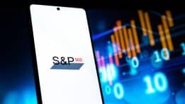 אנליסטים בכירים מעלים את תחזיות ה-S&P 500 ל-2025: כך תפעלו, על בסיס עשורים של היסטוריה