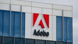 תחזית מניית Adobe (ADBE): האם המניה תמשיך להוביל את שוק התוכנה הדיגיטלית ב-2025?