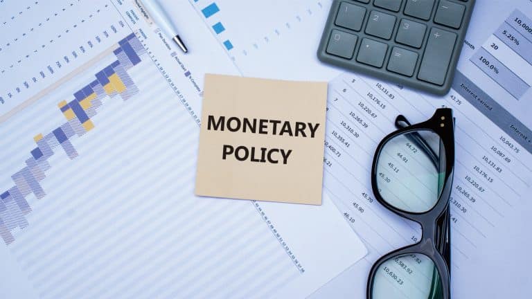 SKN | בנקים מרכזיים במלכודת מדיניות: כיצד המלחמה עם איראן מלבה אינפלציה לצד האטה בצמיחה?