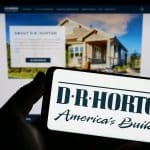 חברת D.R. Horton מדווחת על רבעון שלישי חזק לשנת 2025: רווח של מיליארד דולר ו-1.3 מיליארד דולר הוחזרו לבעלי המניות