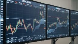 שווקי המניות היום: מדדי דאו, S&P 500 ונאסד״ק נעים בחוסר יציבות על רקע דו״ח אינפלציה חשוב ודוחות הבנקים הגדולים