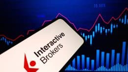 שיאים חדשים ל־Interactive Brokers: צמיחה דו-ספרתית בהכנסות ובפעילות הלקוחות