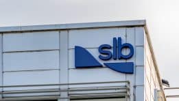 חברת SLB מנווטת באי-ודאות גלובלית: האם האסטרטגיה המגוונת תוביל לצמיחה עקבית בתחום הנפט והגז ופתרונות האנרגיה החדשים?
