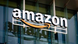 Amazon: מענקית המסחר האלקטרוני לספקית הענן המובילה – ניתוח עשור של התרחבות ודומיננטיות