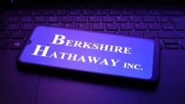 מניית Berkshire Hathaway לאחר פרישת באפט: סוף עידן או תיקון זמני?
