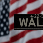 וול סטריט צונחת על רקע זינוק בתנודתיות והתחזקות הדולר