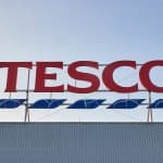 טסקו מול סיינסבורי: שלושה עשורים של פערי תשואה בשוק הקמעונאות הבריטי