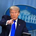 טראמפ אומר שהוא ימנה אנשים לשני תפקידים שזוכים למעקב הדוק בוול סטריט.