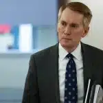 מדוע הסנאטור הרפובליקני לנקפורד מדגיש את עצמאות הפד מול לחצים פוליטיים