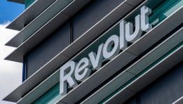 האם Revolut עומדת לרכוש בנק אמריקאי? מהלך נועז באסטרטגיית ההתרחבות הגלובלית שלה