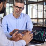 האם המשקיעים אופטימיים מדי? סנטימנט השווקים השורי מגיע לשיא מאז פברואר