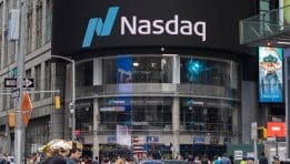 תשואות שנתיות של NASDAQ: דפוסים, שיאים ולימודים למשקיעים