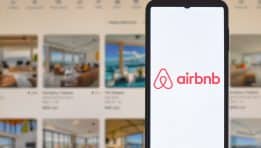התרחבות המלונות של Airbnb: הזדמנות של מיליארדים או מהלך מסוכן?