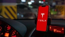 Canaccord Genuity מעלה את מחיר היעד של Tesla ל־490 דולר – מה עומד מאחורי התחזית?