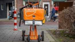 PostNL חושפת אסטרטגיה שאפתנית ל־2028: בינה מלאכותית ומסחר אלקטרוני צפויים להניע יעד רווח תפעולי מתואם של 175 מיליון אירו.