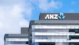 ANZ ניצבת בפני אתגר מצד האיגוד בעקבות קיצוץ של 3,500 משרות על רקע קנס שיא.