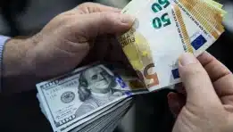 שווקי אירופה ננעלו במגמה מעורבת כאשר חולשת המטבע פוגעת במורל המשקיעים