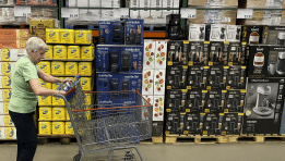 SKN | האם המכסים ייקרו את מחירי החגים? כלכלנים מזהירים כי האינפלציה עלולה לשוב לקופות