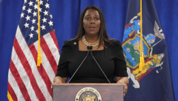 האם הפוליטיקה משתלטת על אולם המשפט? לטיטיה ג’יימס כופרת באשמות מרמה במשכנתאות על רקע טענות לנקמה פוליטית