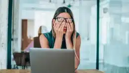 האם דרישות החזרה למשרד דוחפות את העובדים האמריקאים לקצה?