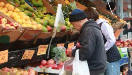 האם ביטחון הצרכנים בארה״ב מתייצב – או מרמז על זהירות לקראת העתיד?