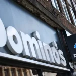 אילו מניות מניעות את ההתאוששות בוול סטריט כאשר עסקאות בינה מלאכותית, שיתופי פעולה קמעונאיים ודוחות רווחים מניעים תנועות מעורבות בשווקים?