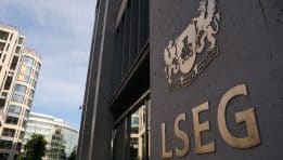 האם הצעדה השקטה של ה-FTSE 100 לשיא חדש של 52 שבועות היא סימן לעוצמה או לפער?