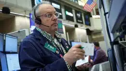 SKN | מניות מתהפכות בחדות: דאו, S&P 500 ונאסד”ק מוחקות רווחים בעוד נבידיה ומניות טכנולוגיה מובילות את הירידה