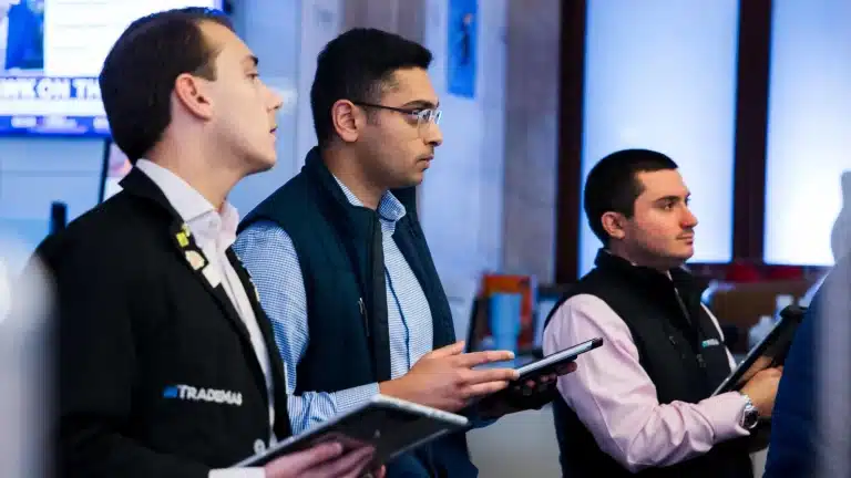 SKN | וול סטריט ממתינה להחלטת הפד: חוזי הדאו, S&P 500 ונאסד”ק יציבים