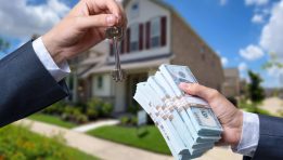 האם בתים בשווי מיליון דולר הופכים לנורמה החדשה של אמריקה בשוק דיור מפוצל?