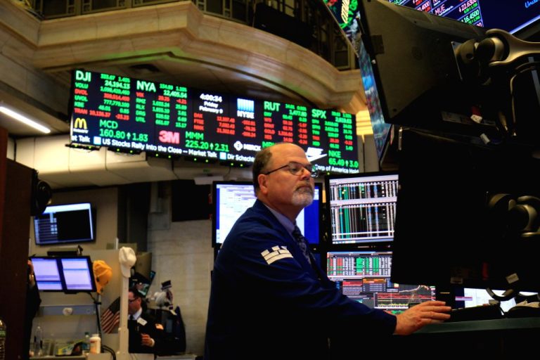 SKN | NASDAQ נחלש: חששות מ-AI ומירידות ריבית מובילים לירידה שבועית של 2.1%