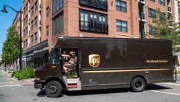 תוצאות הרבעון השלישי של UPS לשנת 2025: ענקית הלוגיסטיקה מתמודדת עם ירידה בביקוש ולחצי עלויות