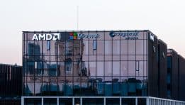 מניית AMD מזנקת לאחר עסקת שבבי הבינה המלאכותית עם OpenAI: נקודת מפנה במרוץ החומרה ל-AI