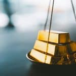 SKN | הזהב שומר על יציבות סמוך לשיאים היסטוריים בעוד השווקי בוחנים מחדש סיכון ואיתותי מדיניות