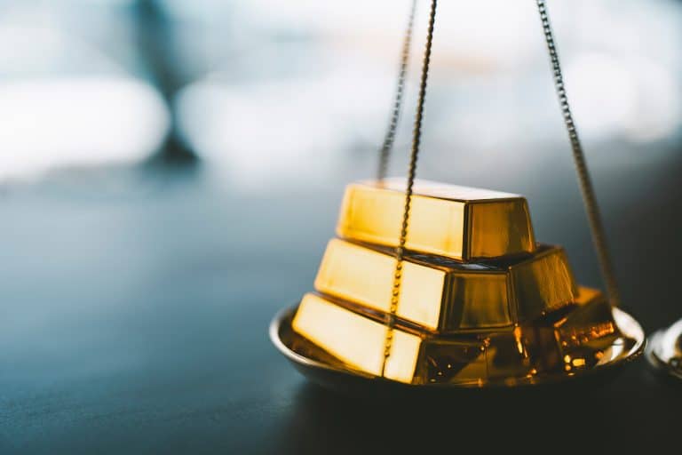 SKN | הזהב שומר על יציבות סמוך לשיאים היסטוריים בעוד השווקי בוחנים מחדש סיכון ואיתותי מדיניות