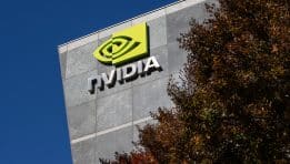 ראלי במניית אנבידיה נמשך על רקע שיחות טראמפ–שי בנושא ייצוא שבבי בינה מלאכותית