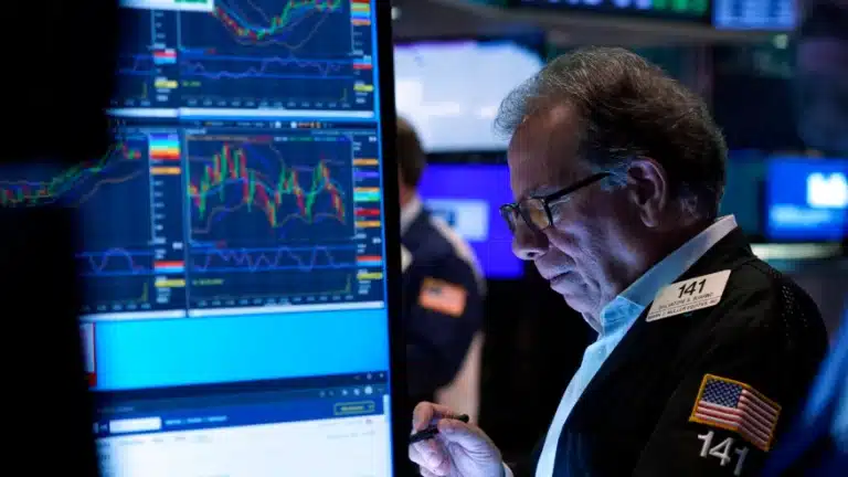 SKN | מדד ה-VIX יורד מתחת ל-24 כאשר סנטימנט השוק הגלובלי מתייצב לאחר ירידה שבועית של 13%