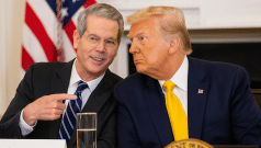 SKN | בסנט רומז כי “דיבידנד ה־2,000 דולר” של טראמפ עשוי להתממש דרך הפחתות מס — ולא כתשלום ישיר