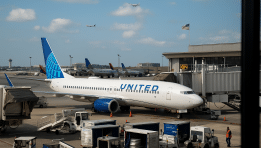 SKN | כאוס בטיסות בארה”ב מעמיק עם השבתת הממשל — טראמפ מאיים בקיצוצי שכר לפקחי טיסה