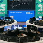 סקירה שוקית: מניות אירופה יורדות כאשר מטבעות חזקים מכבידים על שוקי המניות